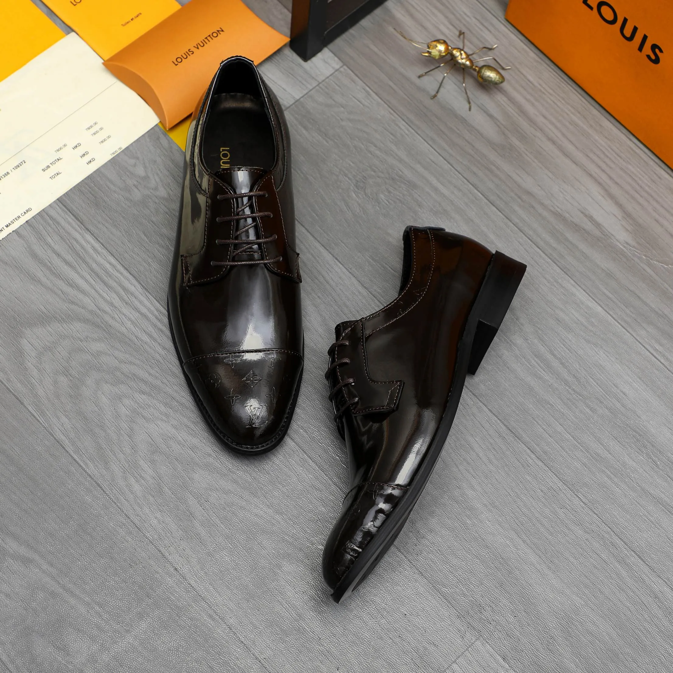 Men's shoes 💰p460 Product trademark: LV (Louis Vuitton) business lace-up leather shoes True size: 39-44 Product material: Selected lacquered cowhide stitching embossed cowhide upper, cowhide lining, original rubber outsole